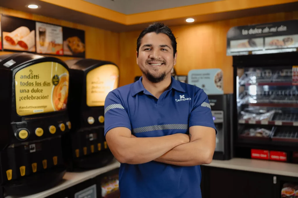 Empleado operando máquinas de café, reflejando procesos sostenibles en CAFFENIO.