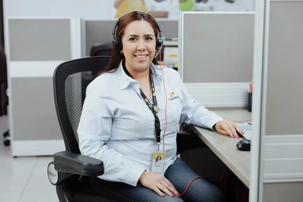 Trabajadora sentada en una silla dentro de las oficinas corporativas de CAFFENIO.